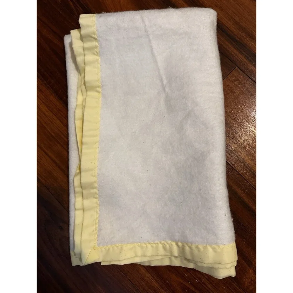 Vtg‎ Chatham Pale Yellow Acrylic Baby Crib Blanket Satin Trim Lovey 30 X 40 USA